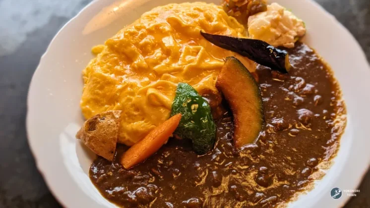 富良野スノーボード旅行のランチで食べた「くまげらのオムホエーカレー」の紹介