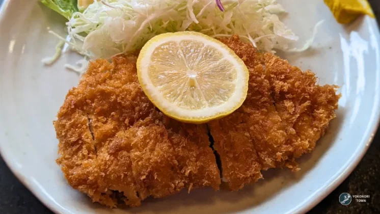 富良野スノーボード旅行のランチで食べた「くまげらのとんかつ」の紹介