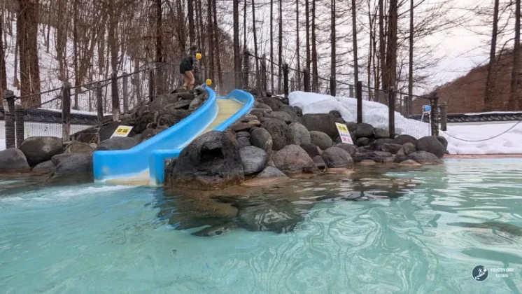 すべり台のループが止まらない温泉ビーチのレビュー